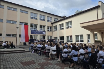 Rozbrzmiał ostatni dzwonek – uczniowie rozpoczęli wakacje!
