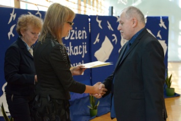 Dzień Edukacji Narodowej: Burmistrz nagrodziła nauczycieli i uczniów z miejskich placówek oświatowych