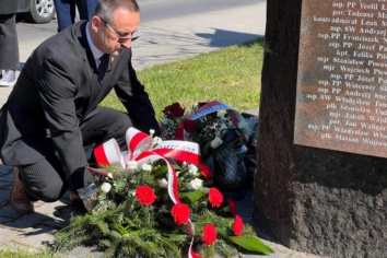 82. rocznica Zbrodni Katyńskiej – złożono kwiaty przy obelisku