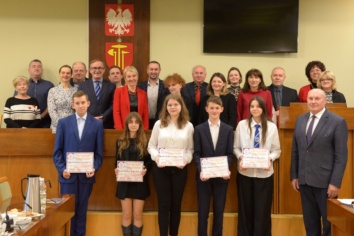 Nagrodzono uczniów z bocheńskich szkół podstawowych w drugiej edycji konkursu na stypendium Partnerskiego Miasta Roselle