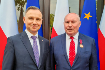 Burmistrz Stefan Kolawiński odznaczony Złotym Krzyżem Zasługi