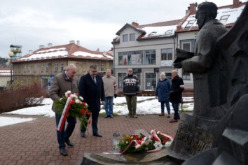 Złożyli hołd generałowi Okulickiemu